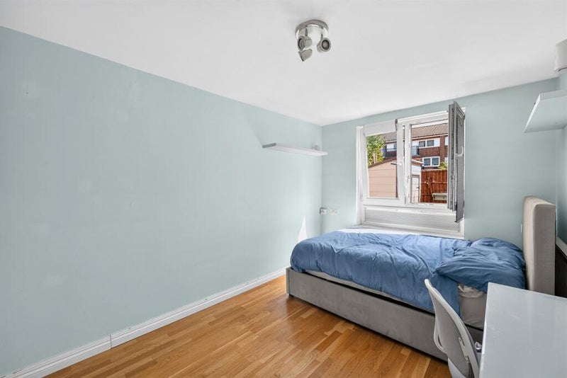 Room Greyhound Road in Greater London