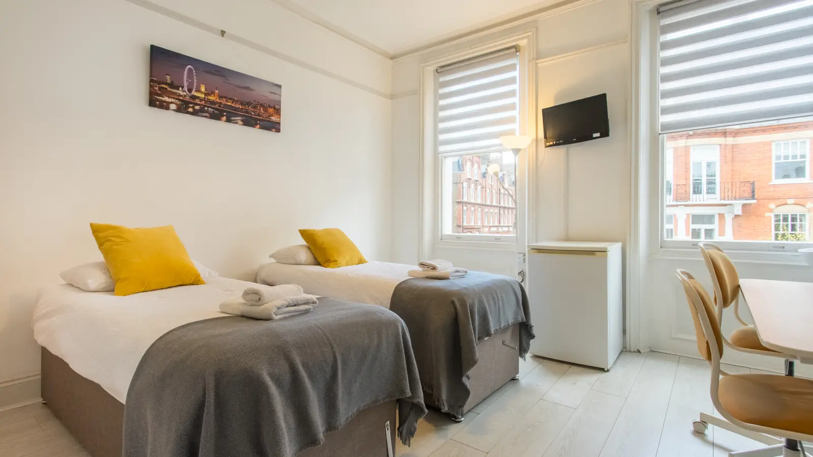 Room Earl's Court Road in Greater London