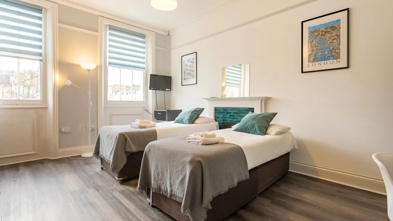 Room Earl's Court Road in Greater London