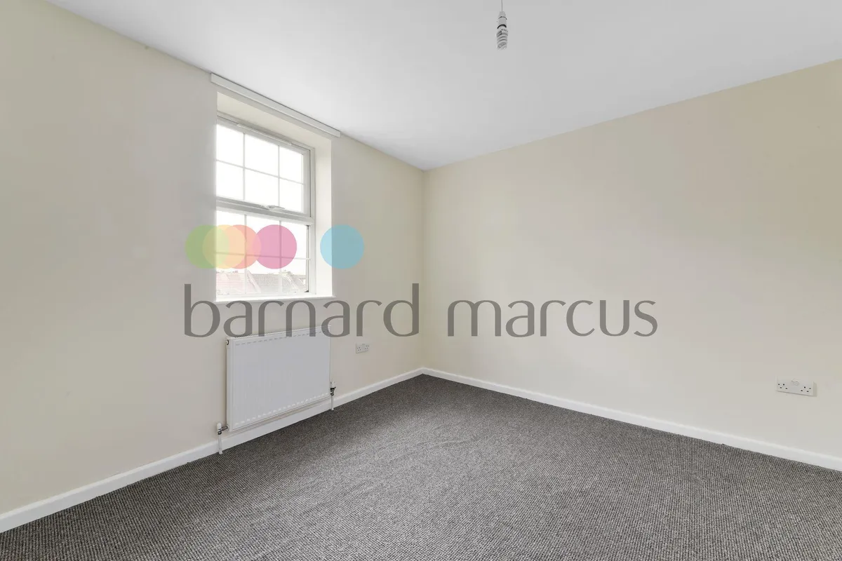 Flat Bensham Lane in Greater London