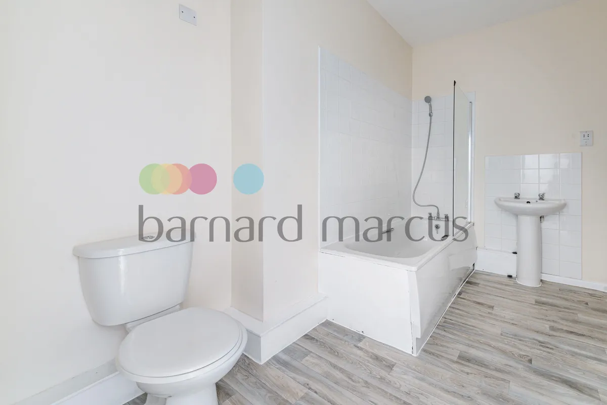 Flat Bensham Lane in Greater London