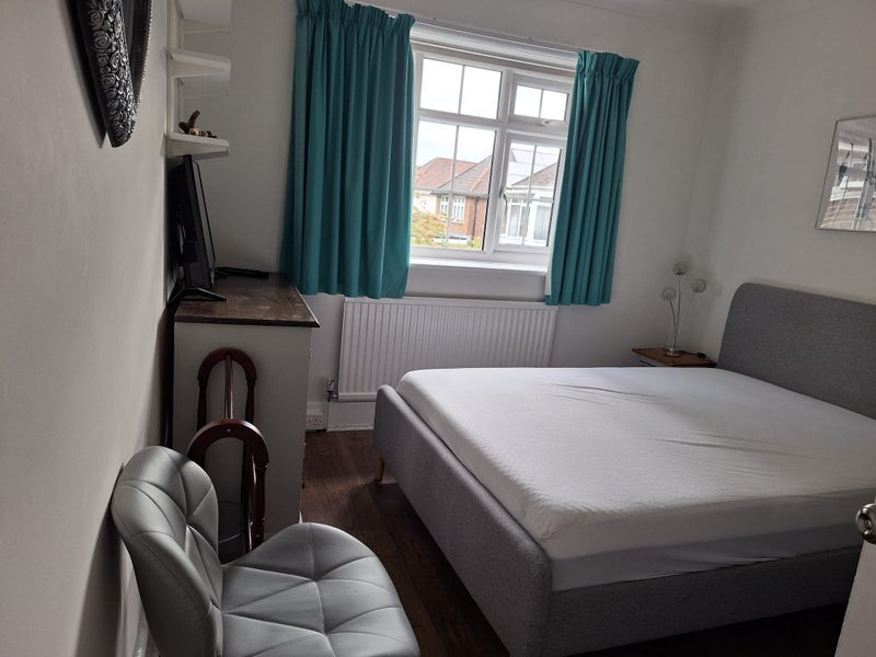 Room Fairmile Road in Christchurch