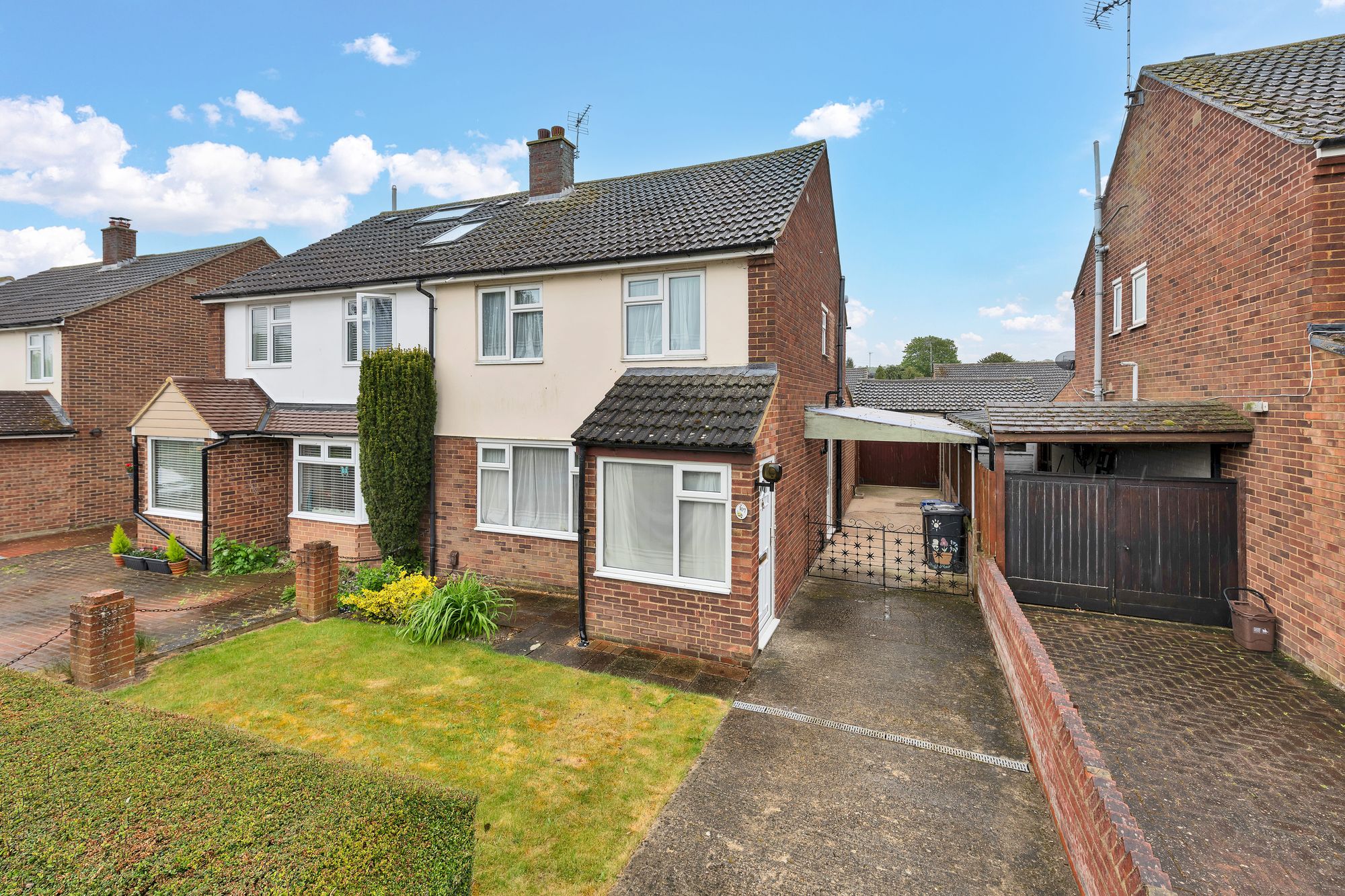 House Garden Walk in Royston