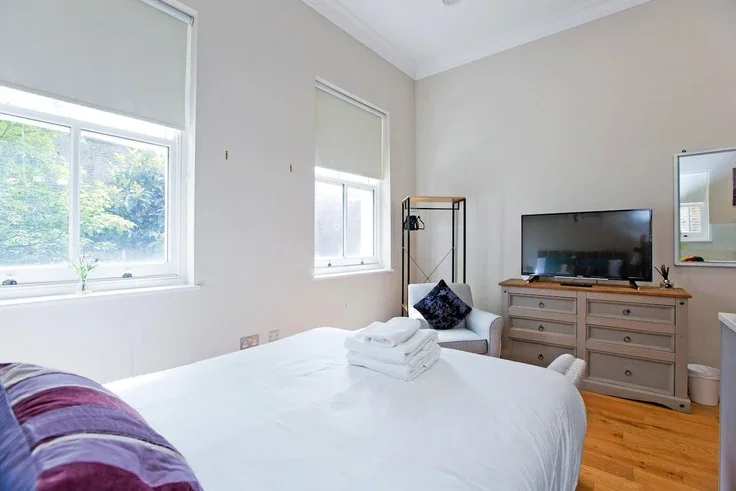 Flat Hogarth Road in Greater London