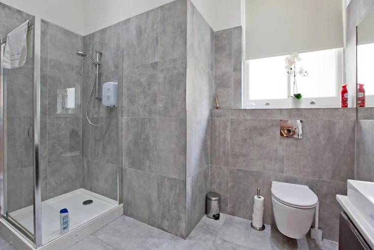 Flat Hogarth Road in Greater London