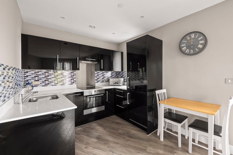 Flat Ealing Road in Greater London
