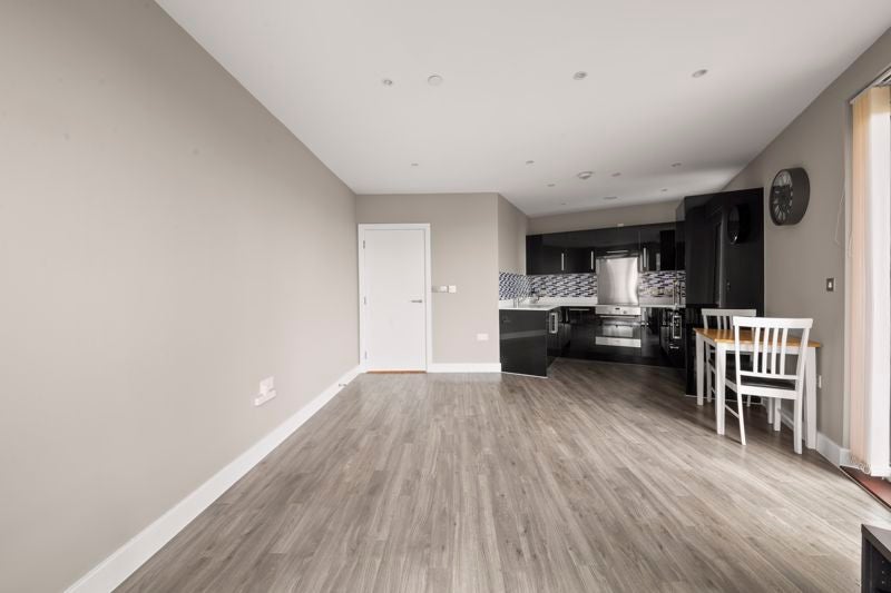 Flat Ealing Road in Greater London