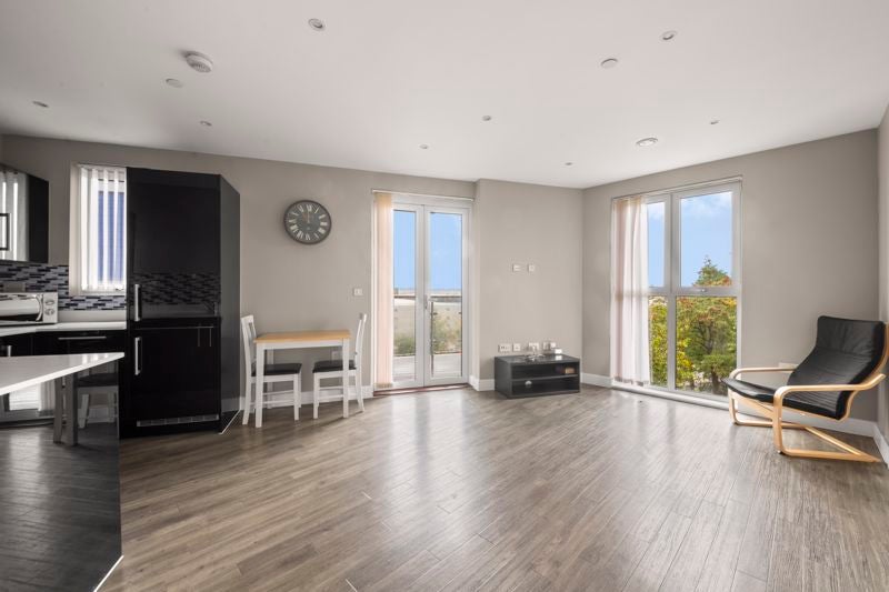 Flat Ealing Road in Greater London