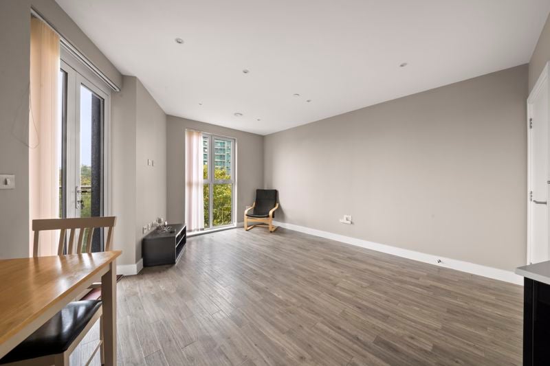 Flat Ealing Road in Greater London