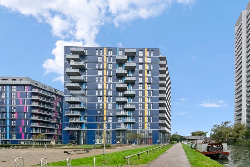 Flat Ealing Road in Greater London