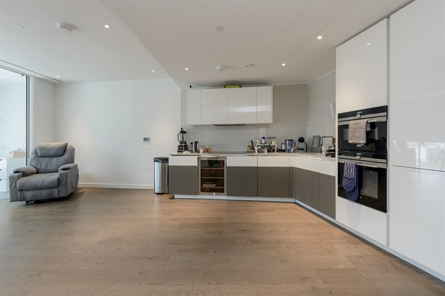 Flat Beechmore Road in London