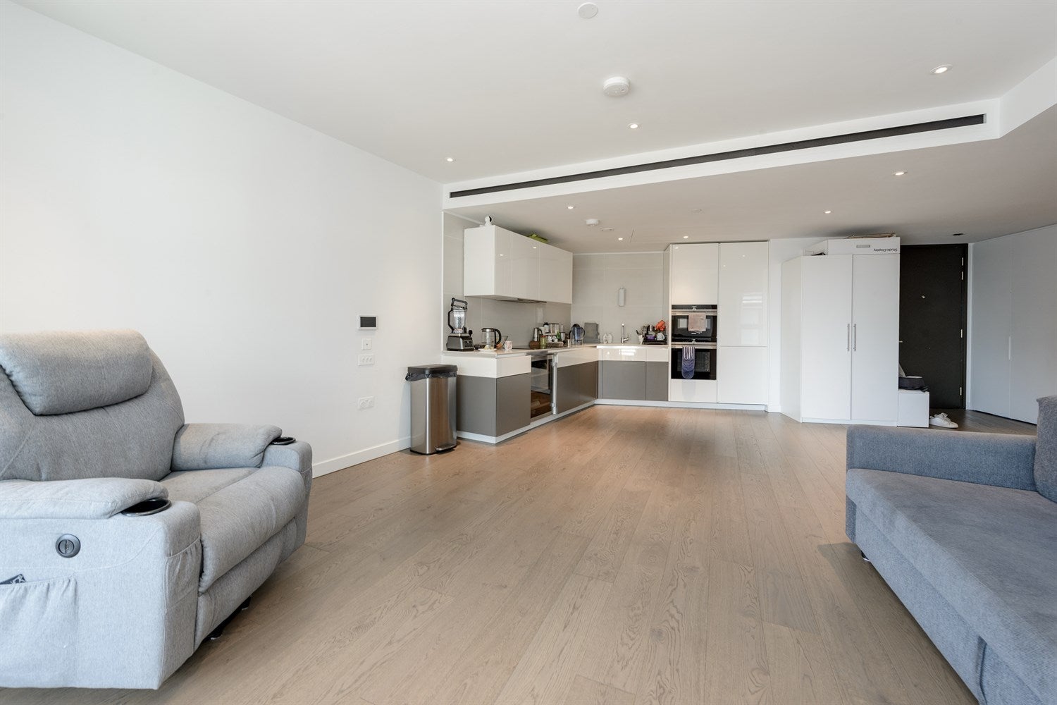 Flat Beechmore Road in London