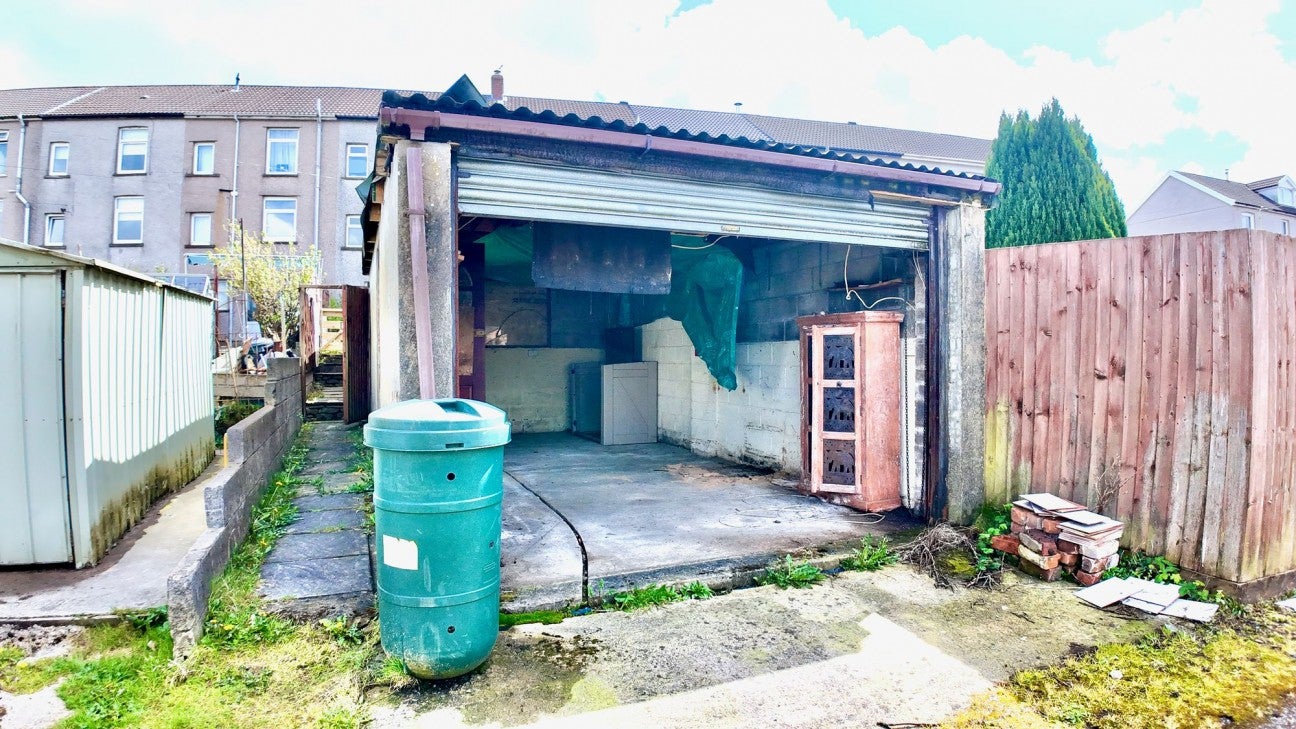 Flat Gellideg Close in Maesycwmmer