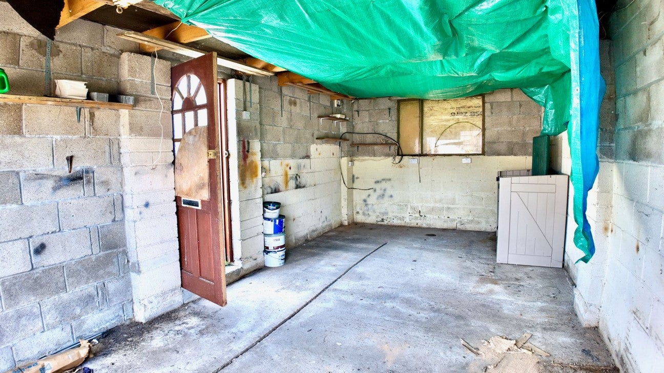 Flat Gellideg Close in Maesycwmmer