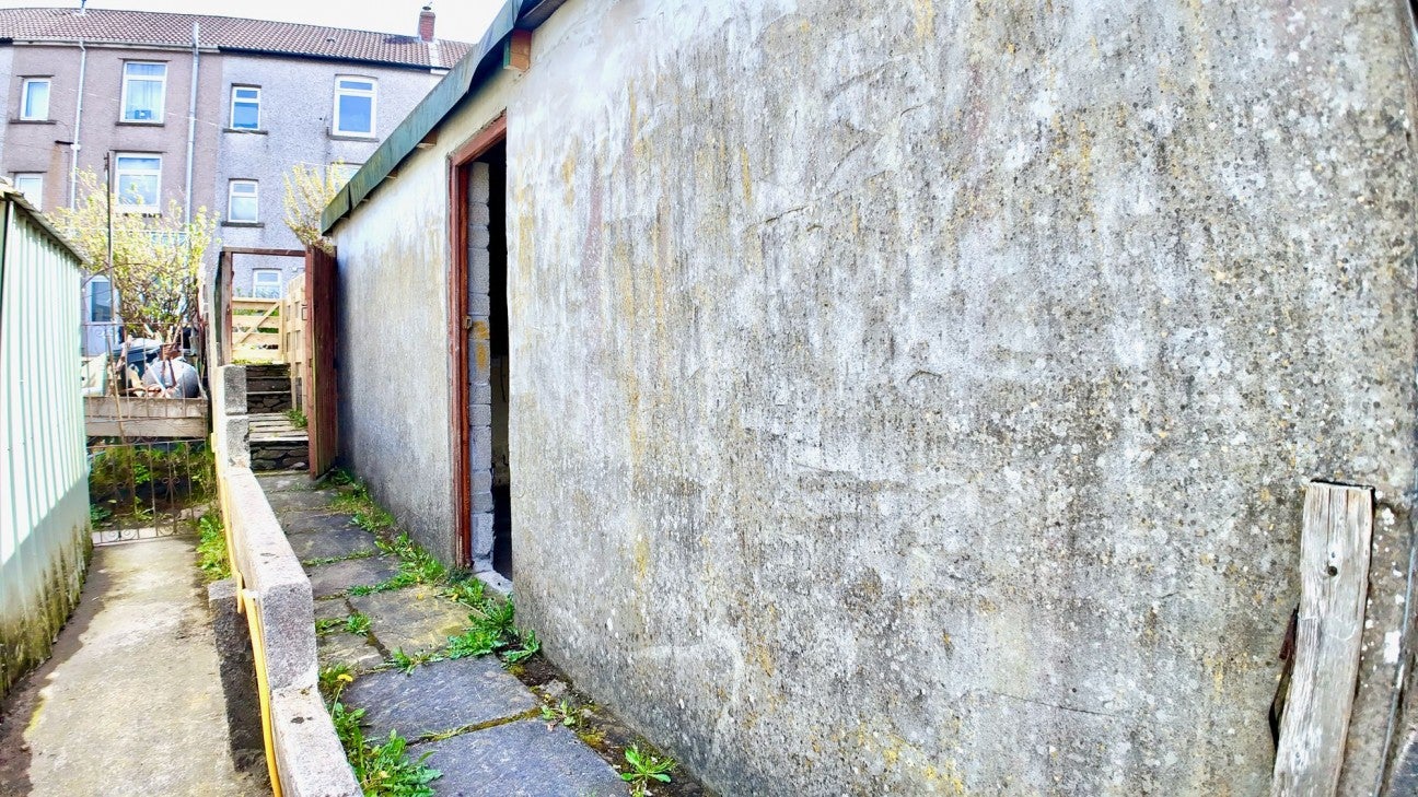 Flat Gellideg Close in Maesycwmmer