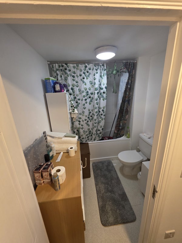 Room Felixstowe Road in Greater London