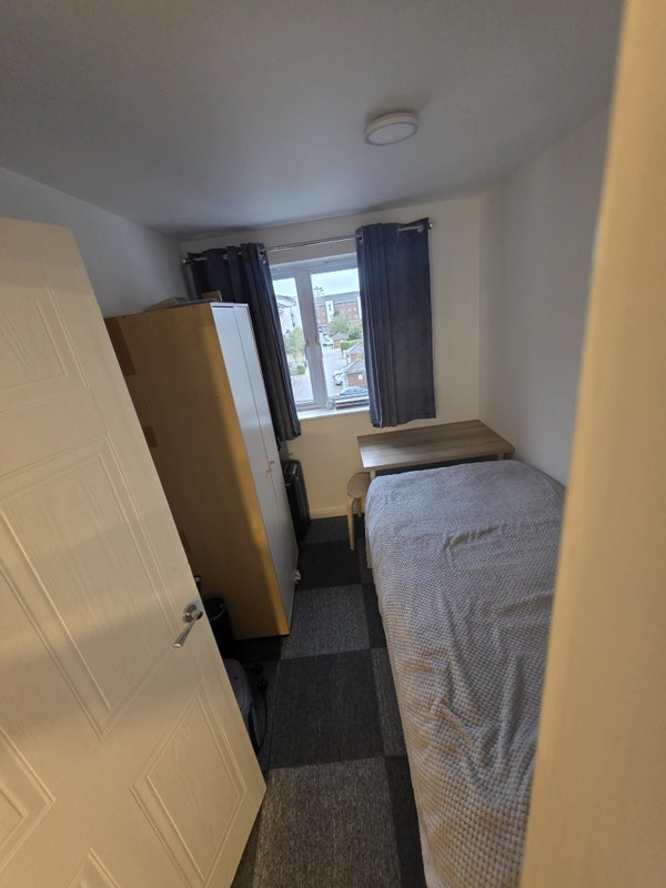 Room Felixstowe Road in Greater London