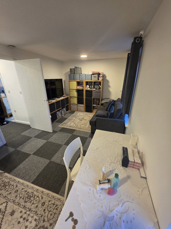 Room Felixstowe Road in Greater London