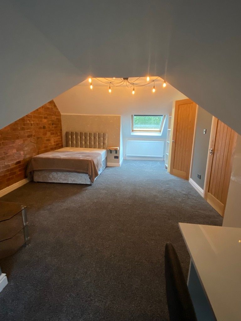 Room Hinderwell Street in Hull