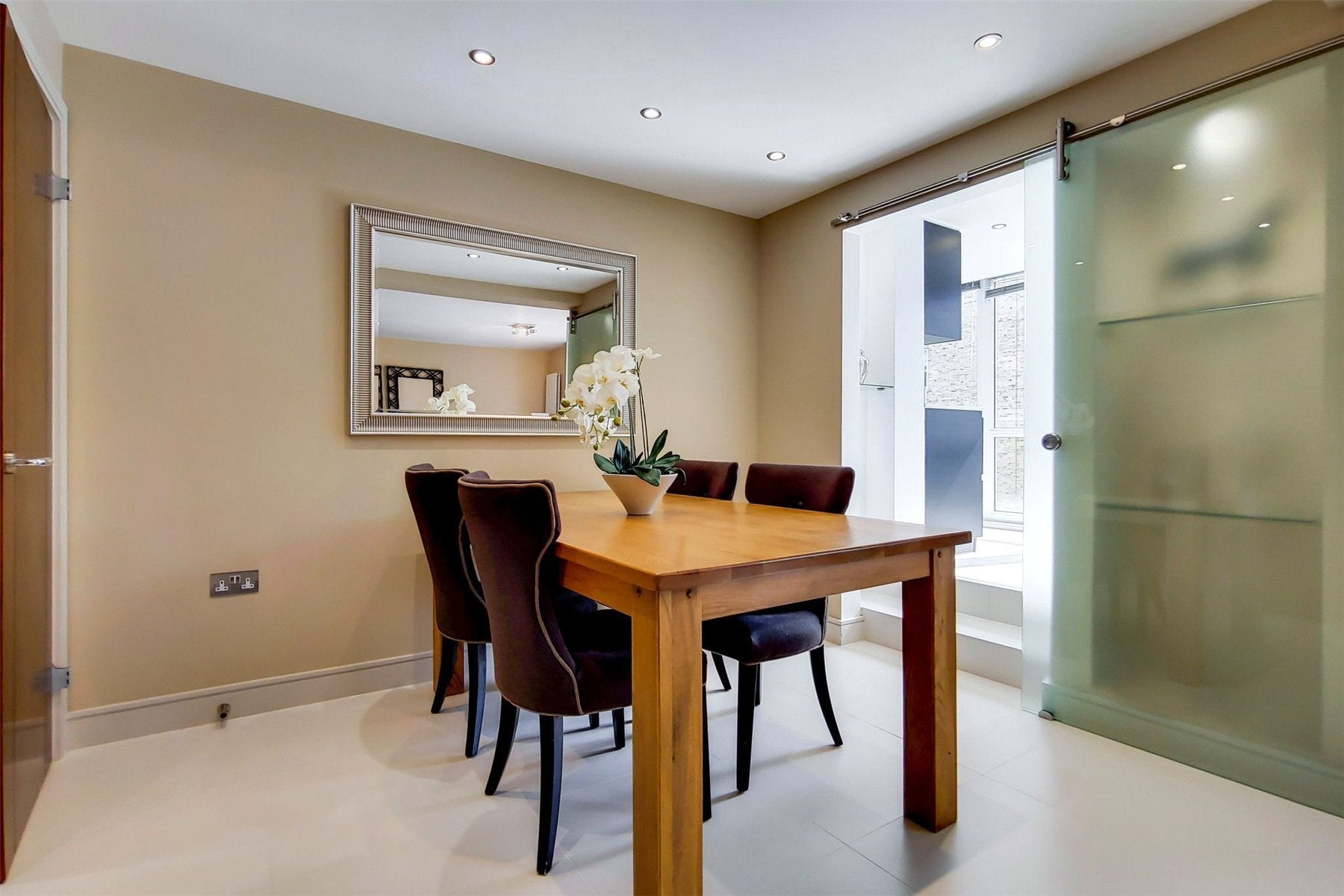 Flat Finchley Road in Greater London