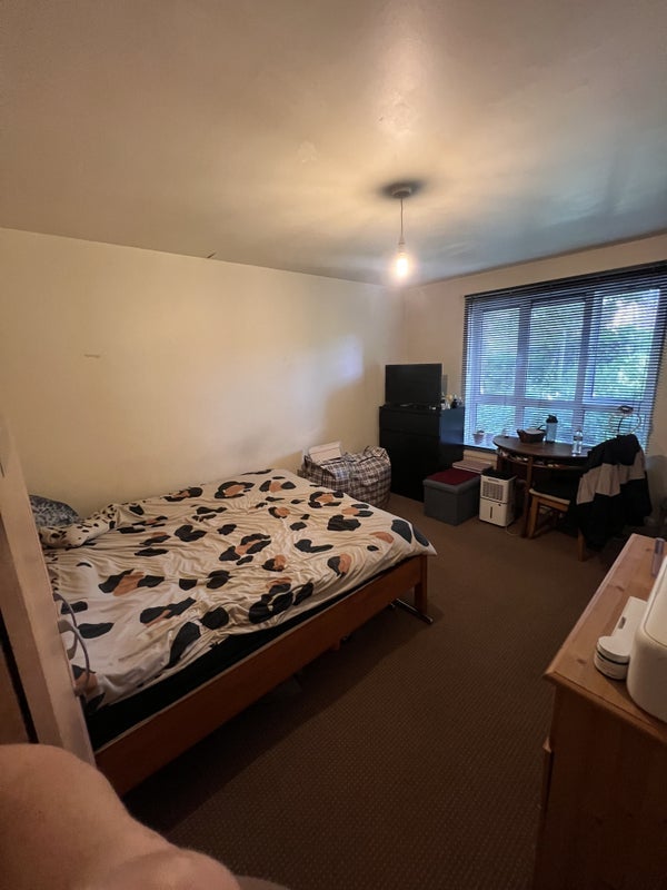 Room Plimsoll Close in Greater London