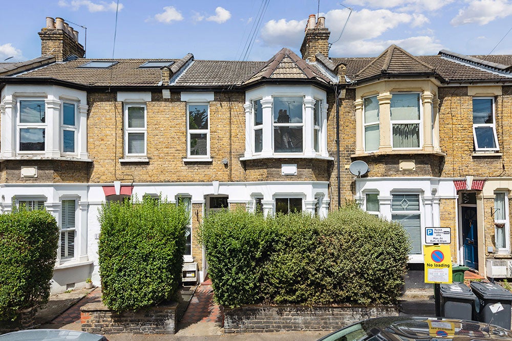 Flat Newport Road in Greater London