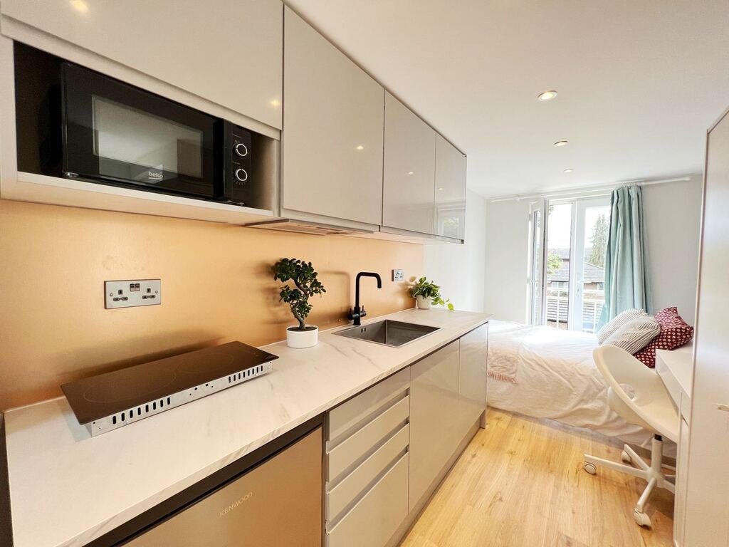 Flat Hawks Road in Greater London