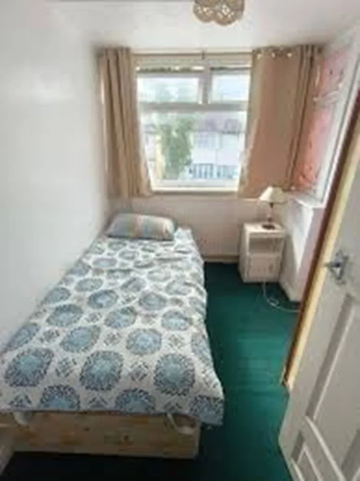 Room Sandyhill Road in Greater London