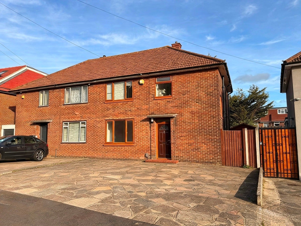 House Leyburn Crescent in Greater London