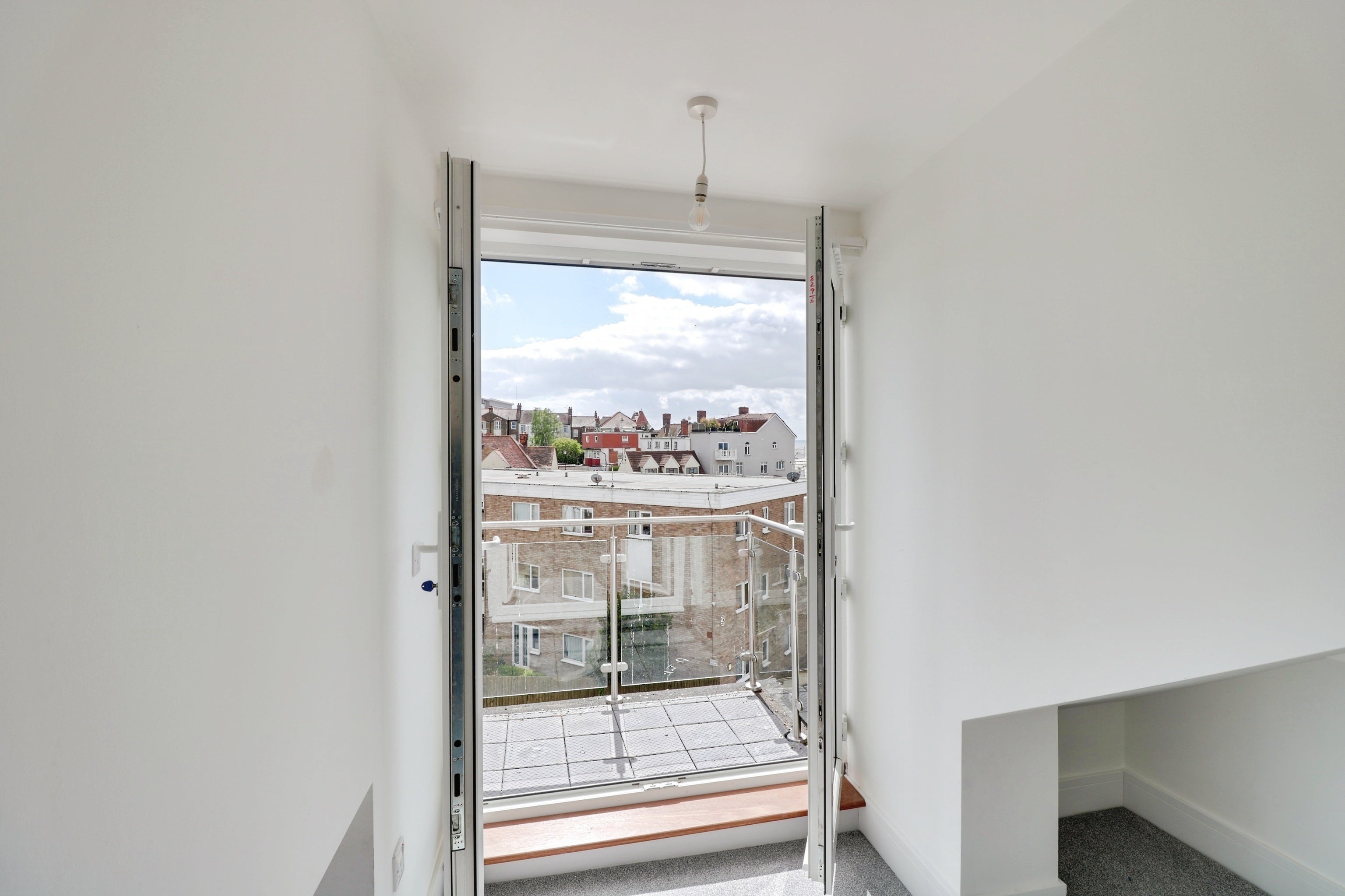 Flat Tintern Avenue in Southend-on-Sea
