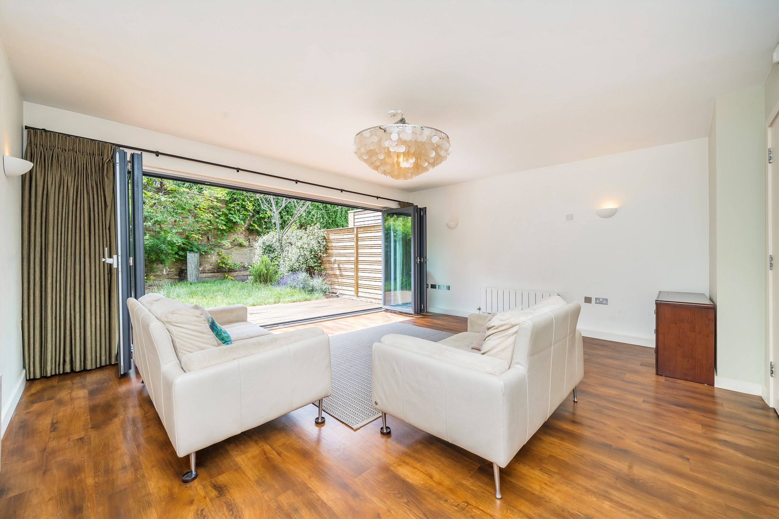House Woodland Crescent in Greater London
