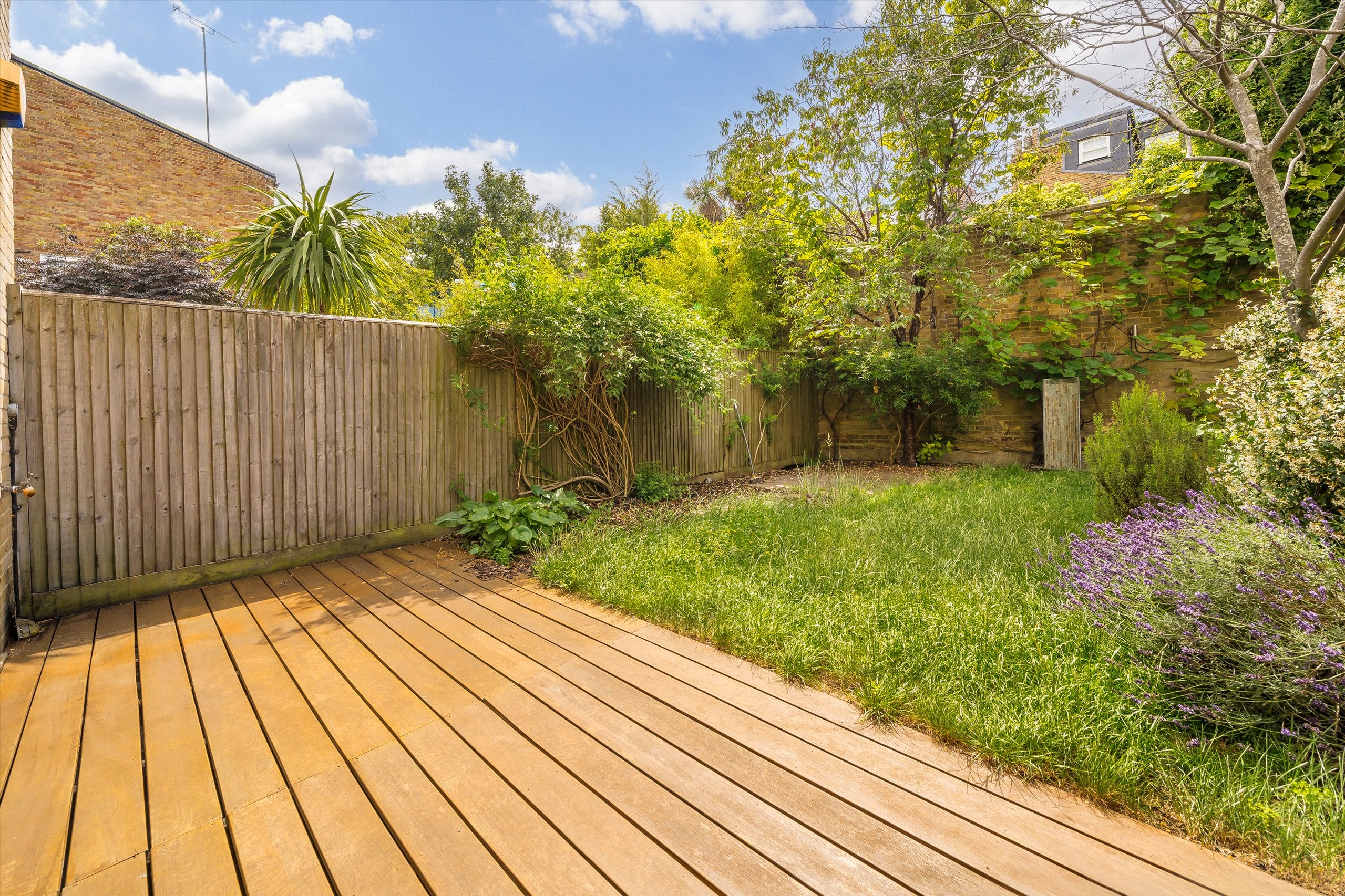 House Woodland Crescent in Greater London