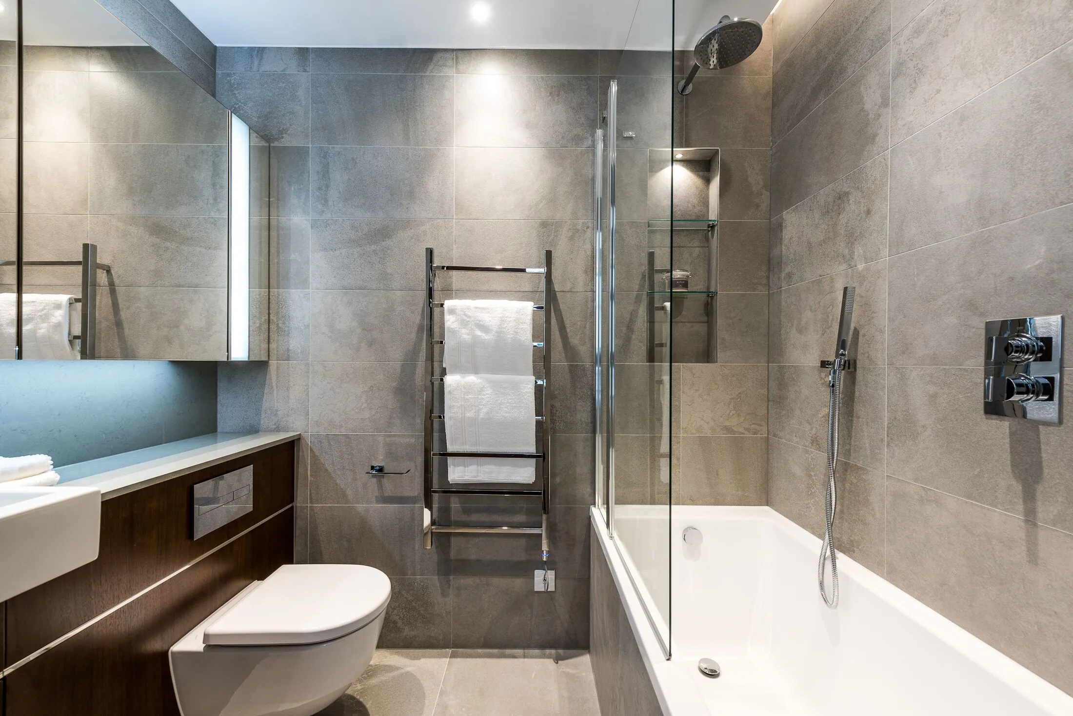 Flat Ponton Road in Greater London