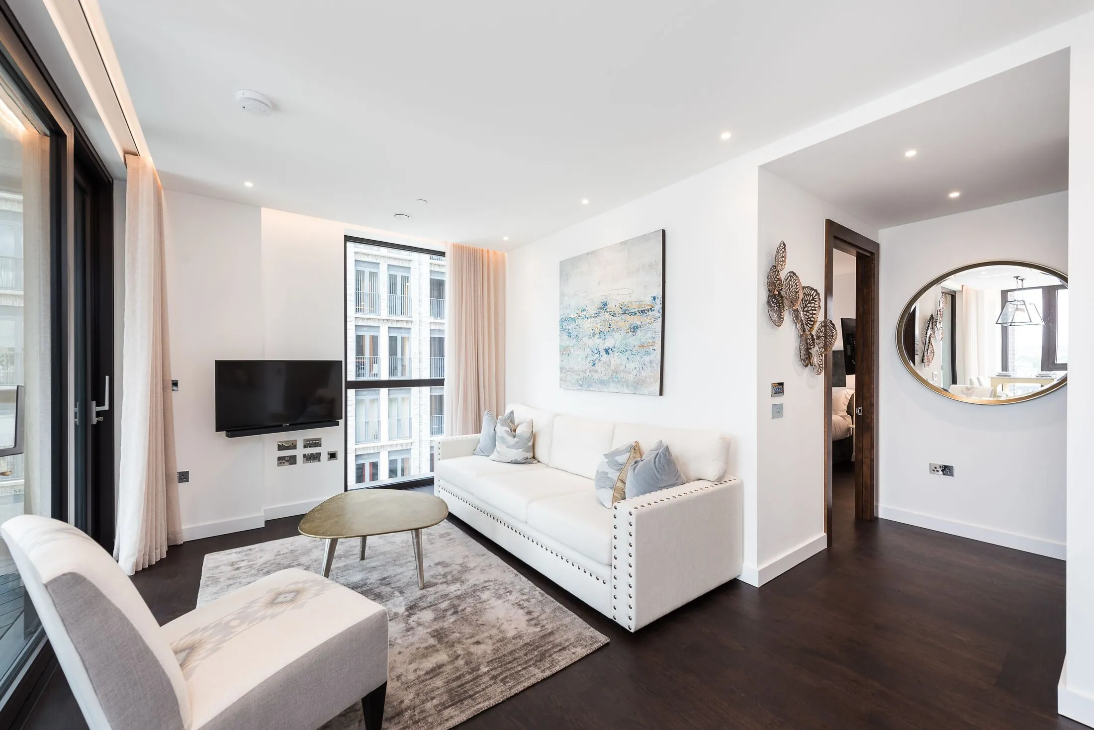 Flat Ponton Road in Greater London