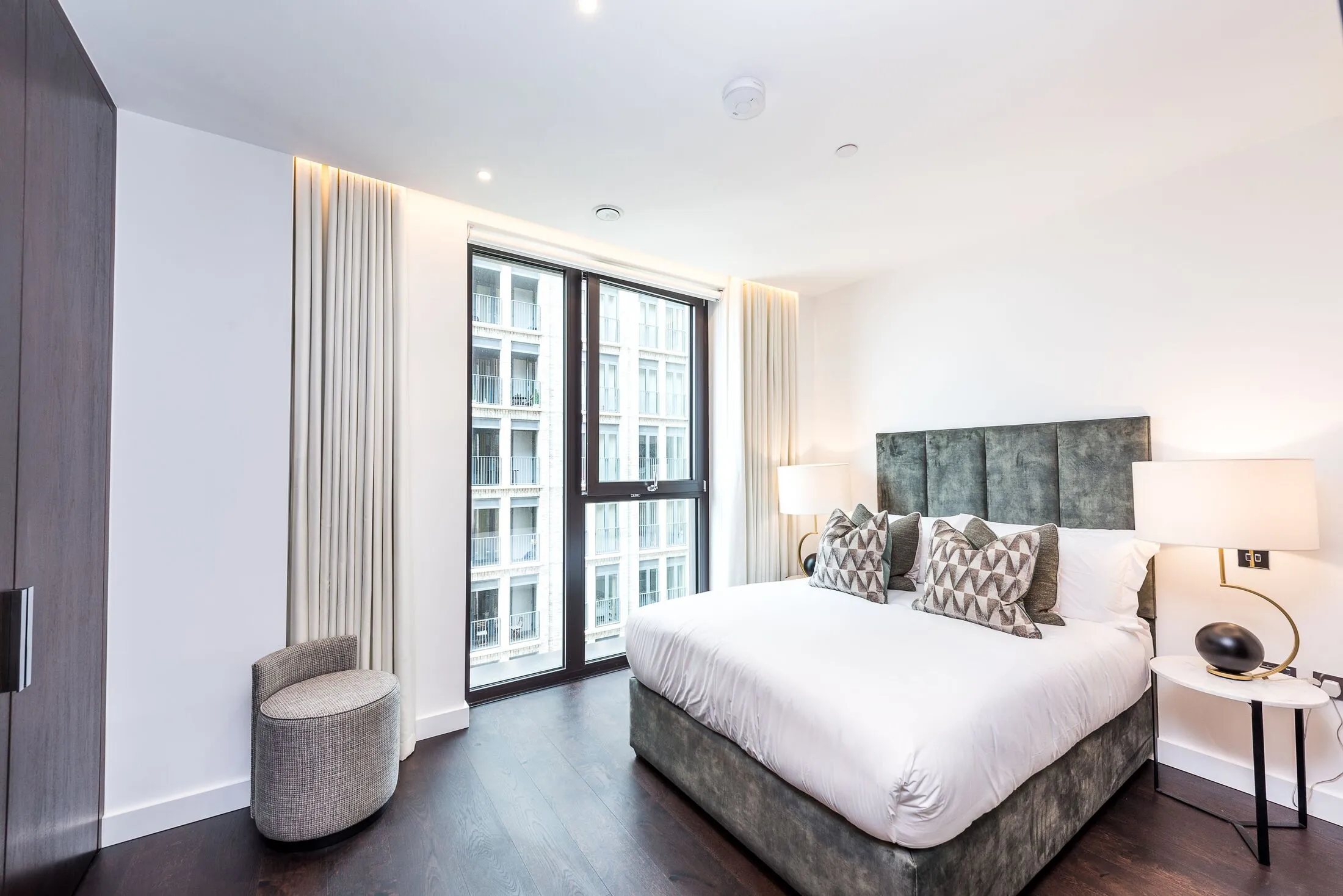 Flat Ponton Road in Greater London