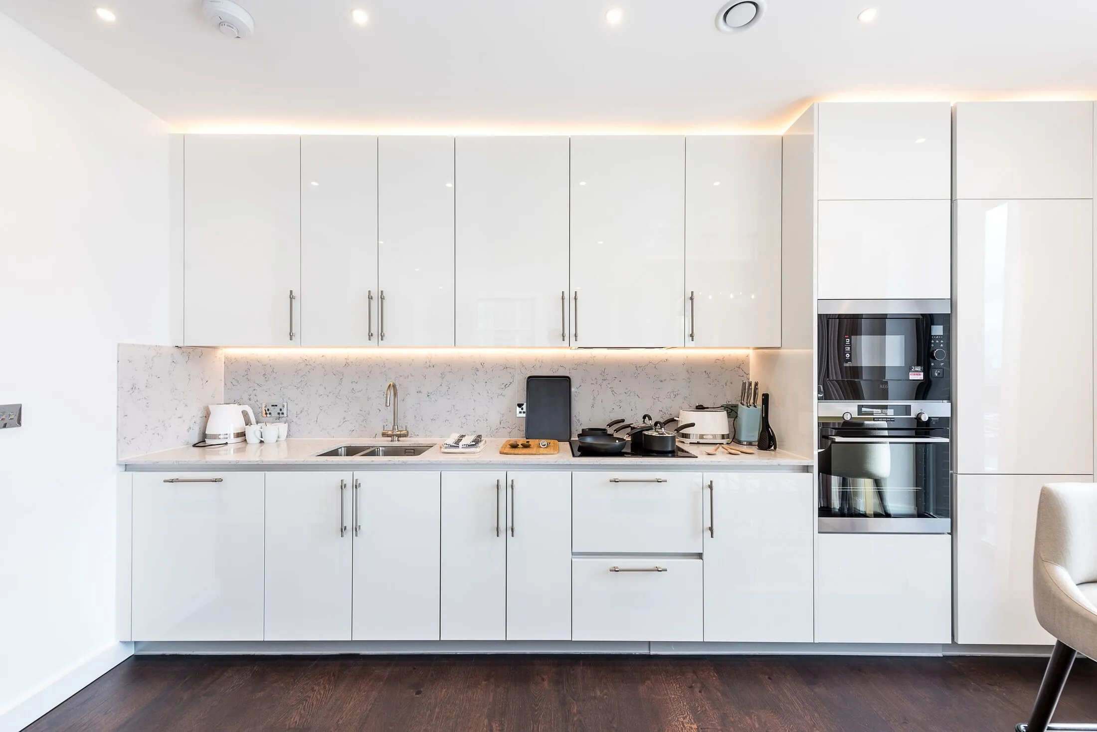Flat Ponton Road in Greater London