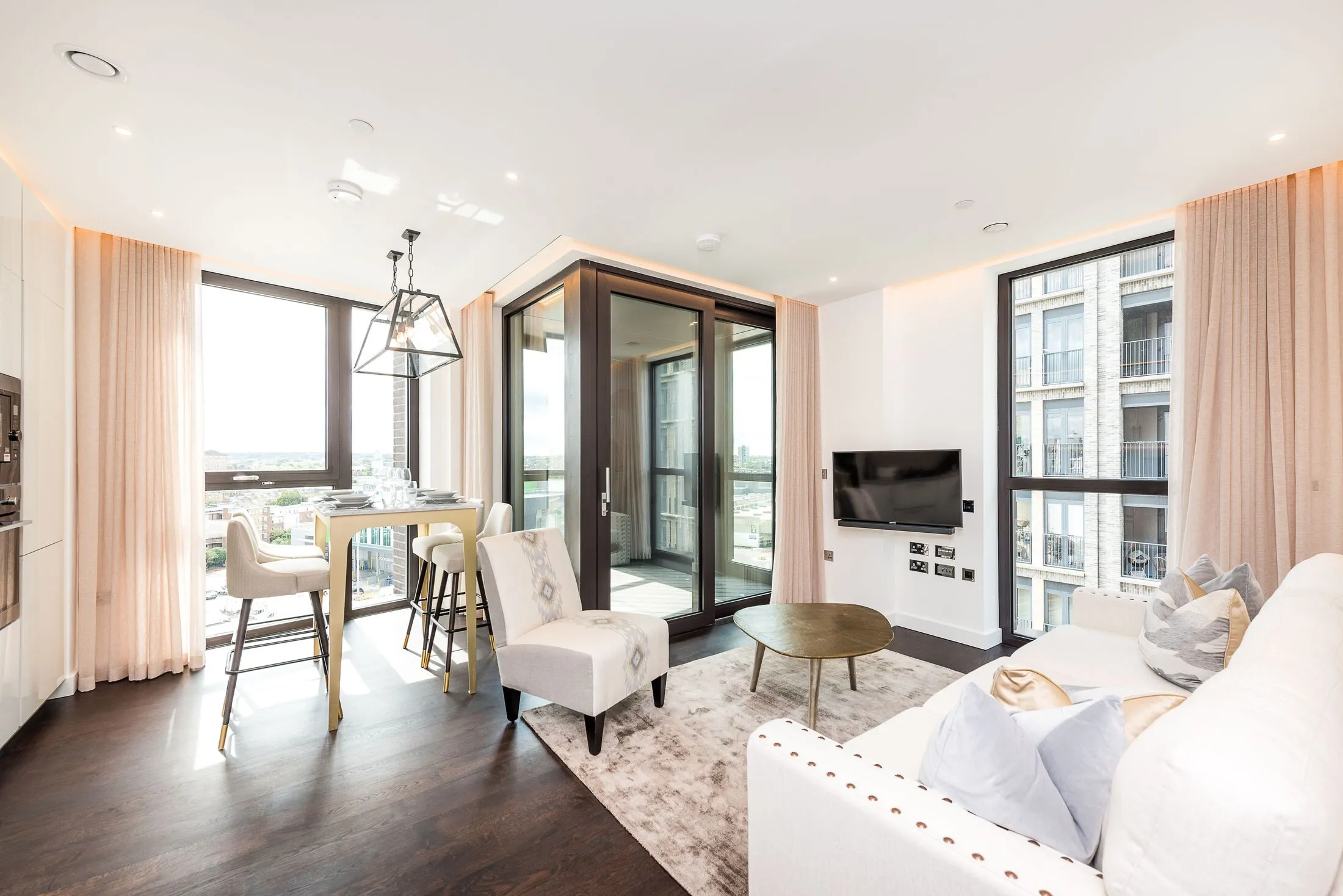 Flat Ponton Road in Greater London