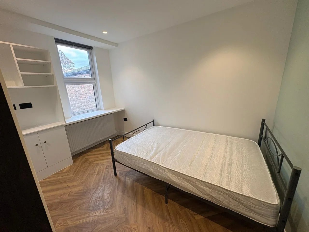 Room Deacon Road in Greater London