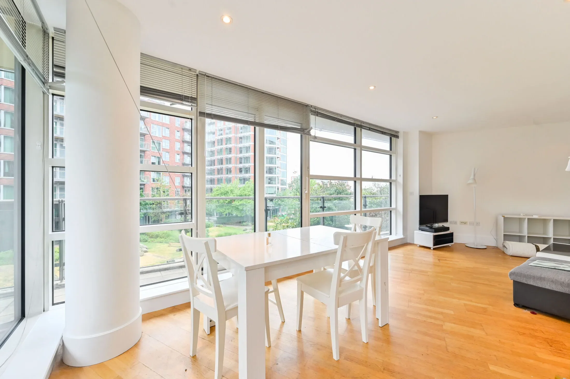 Flat Juniper Drive in Greater London