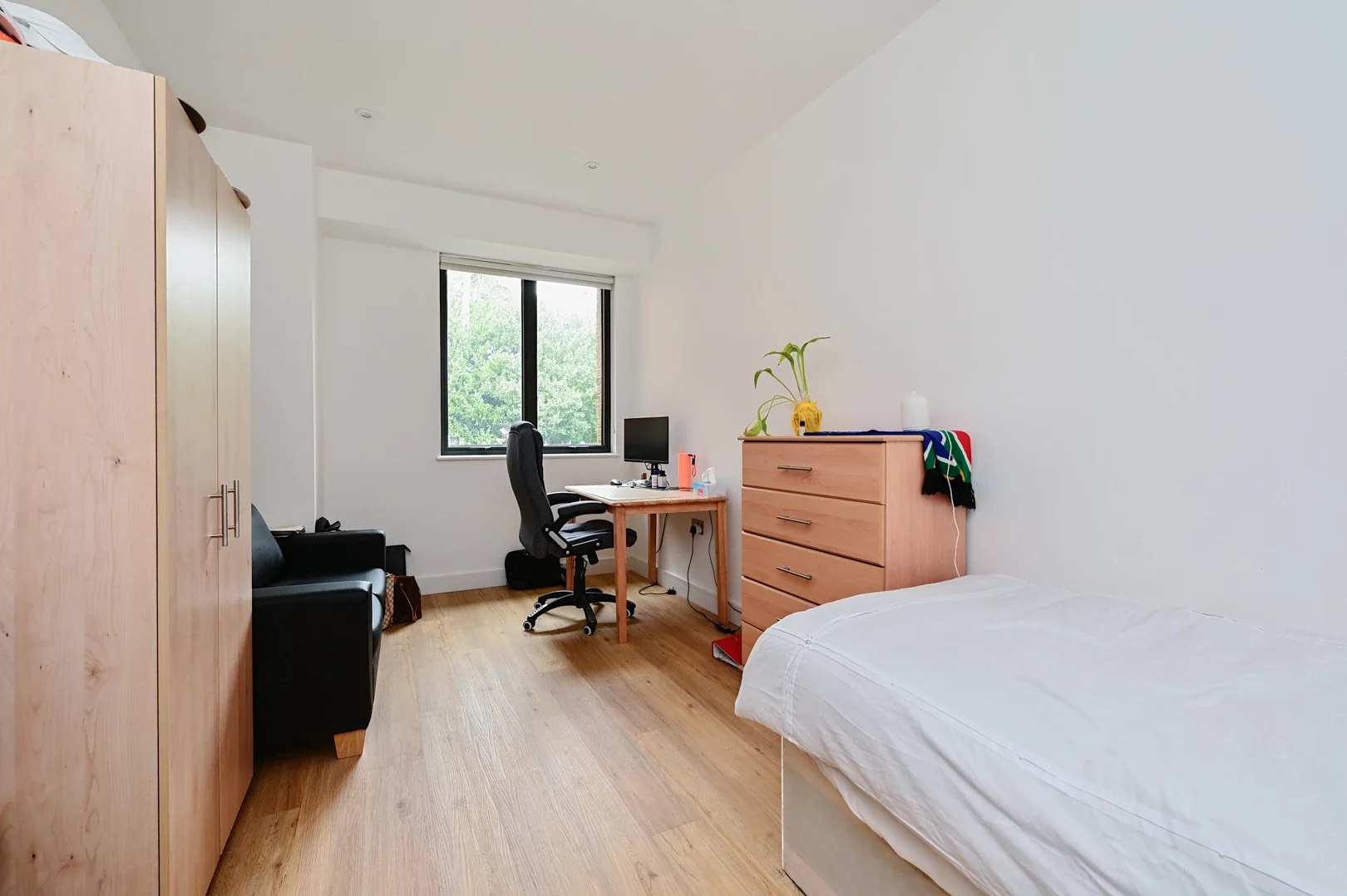 Flat Farnborough Road in Rushmoor