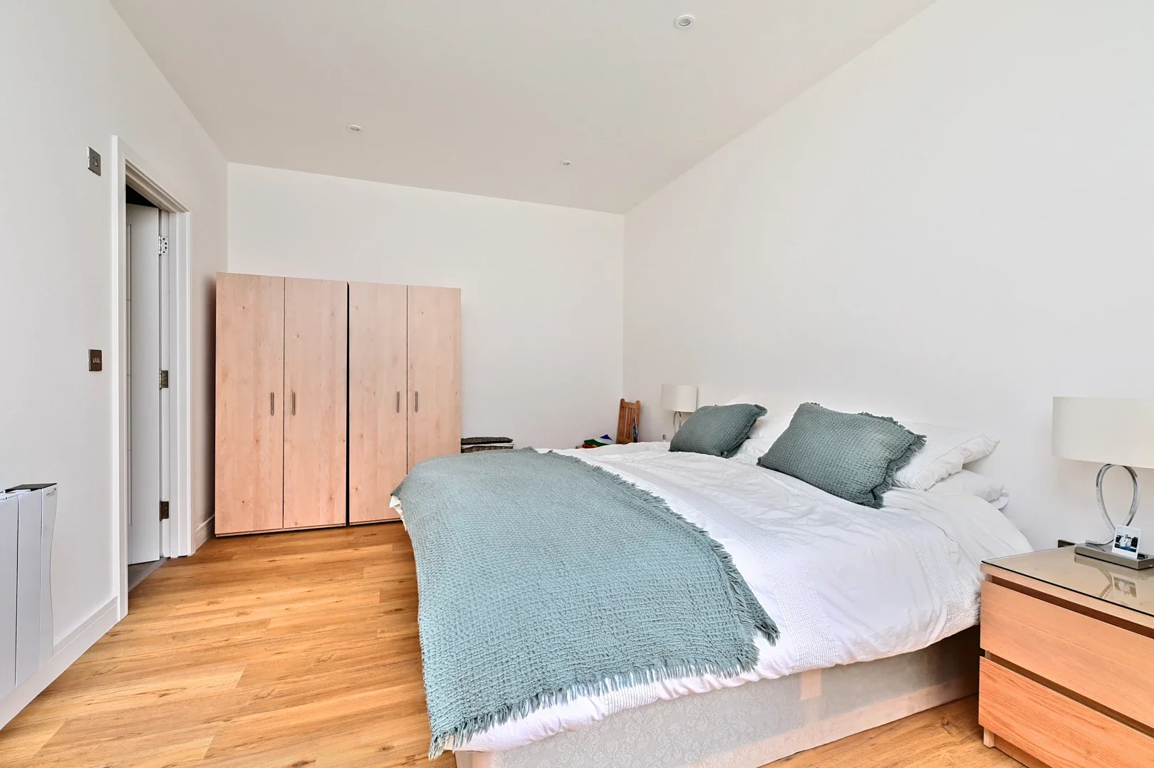 Flat Farnborough Road in Rushmoor