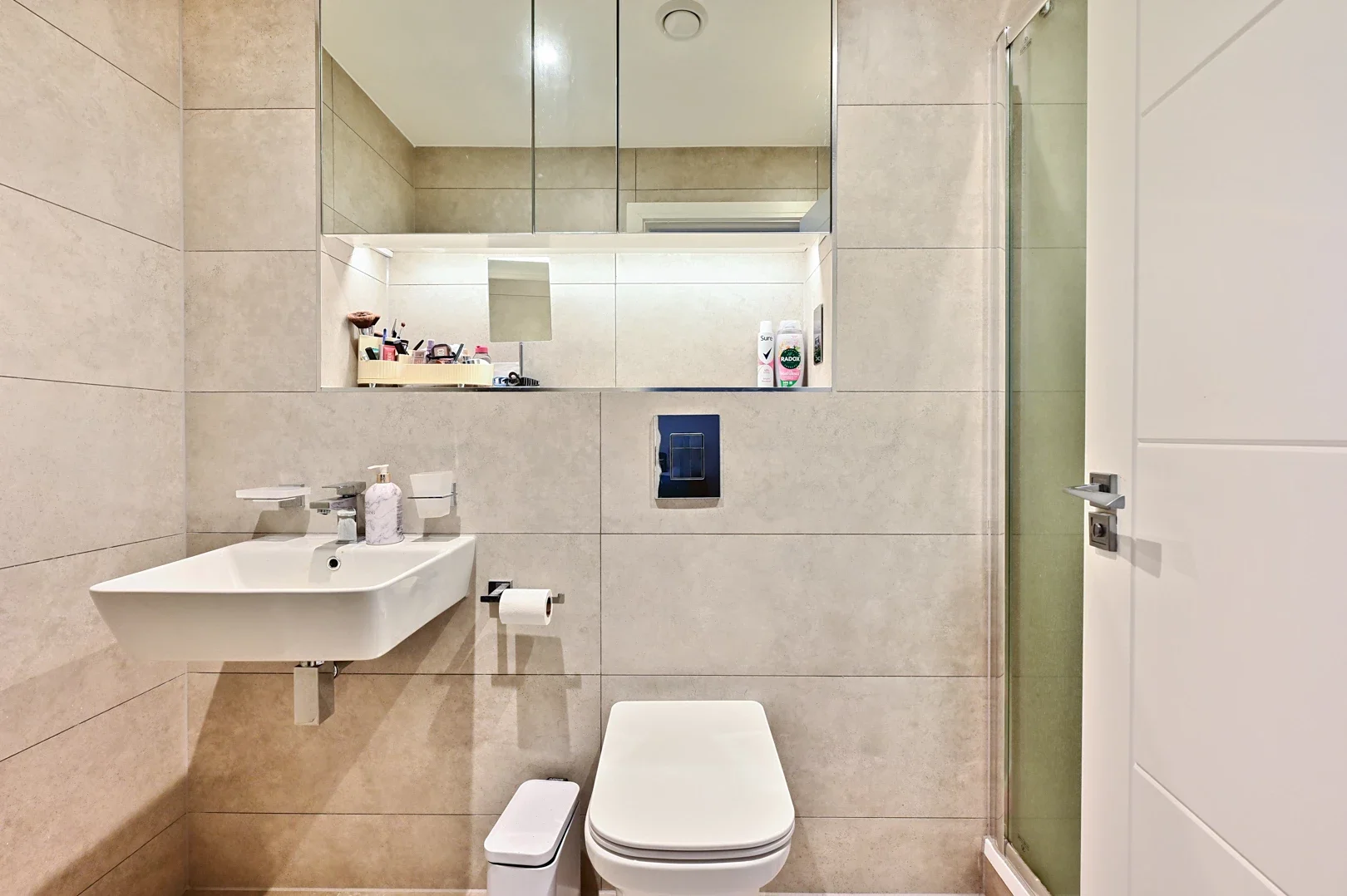 Flat Farnborough Road in Rushmoor