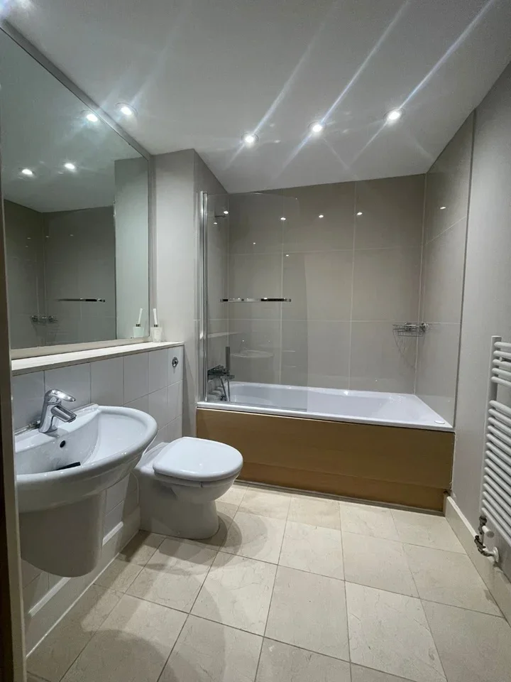 Flat Queen's Court in Greater London