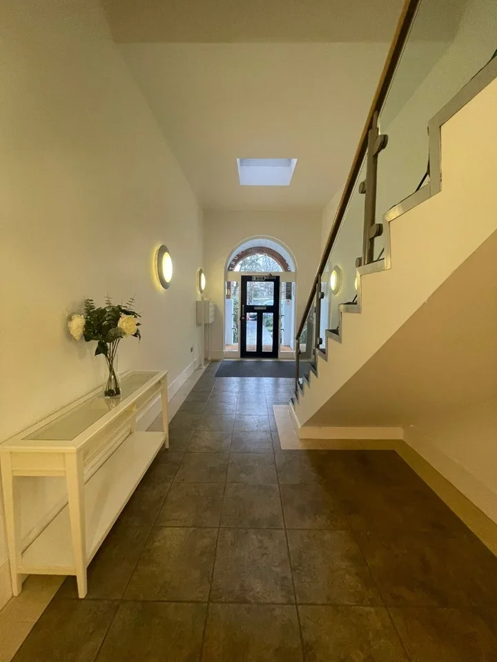 Flat Queen's Court in Greater London