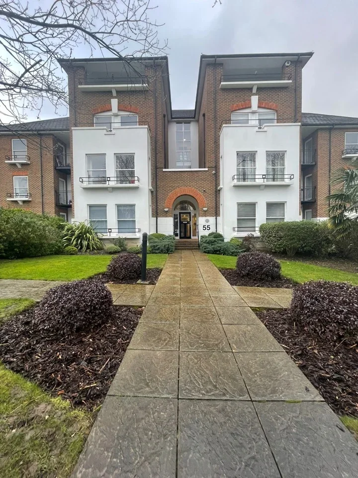 Flat Queen's Court in Greater London