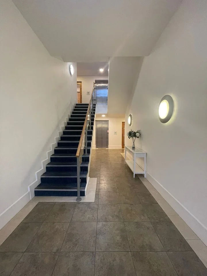 Flat Queen's Court in Greater London