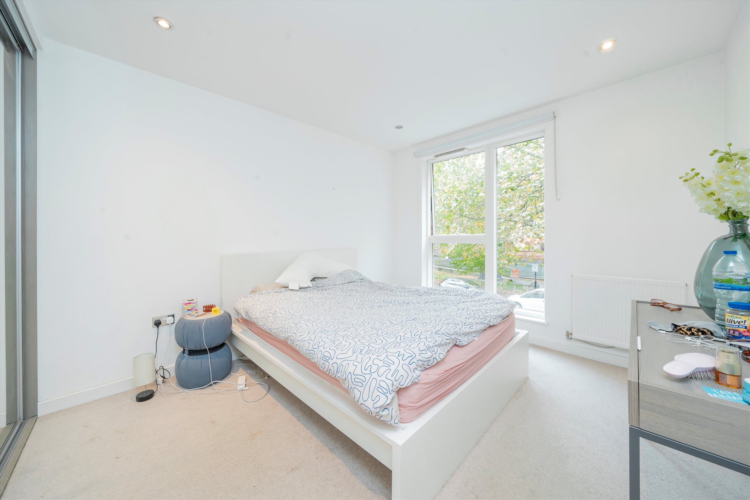 Flat Plender Street in Greater London