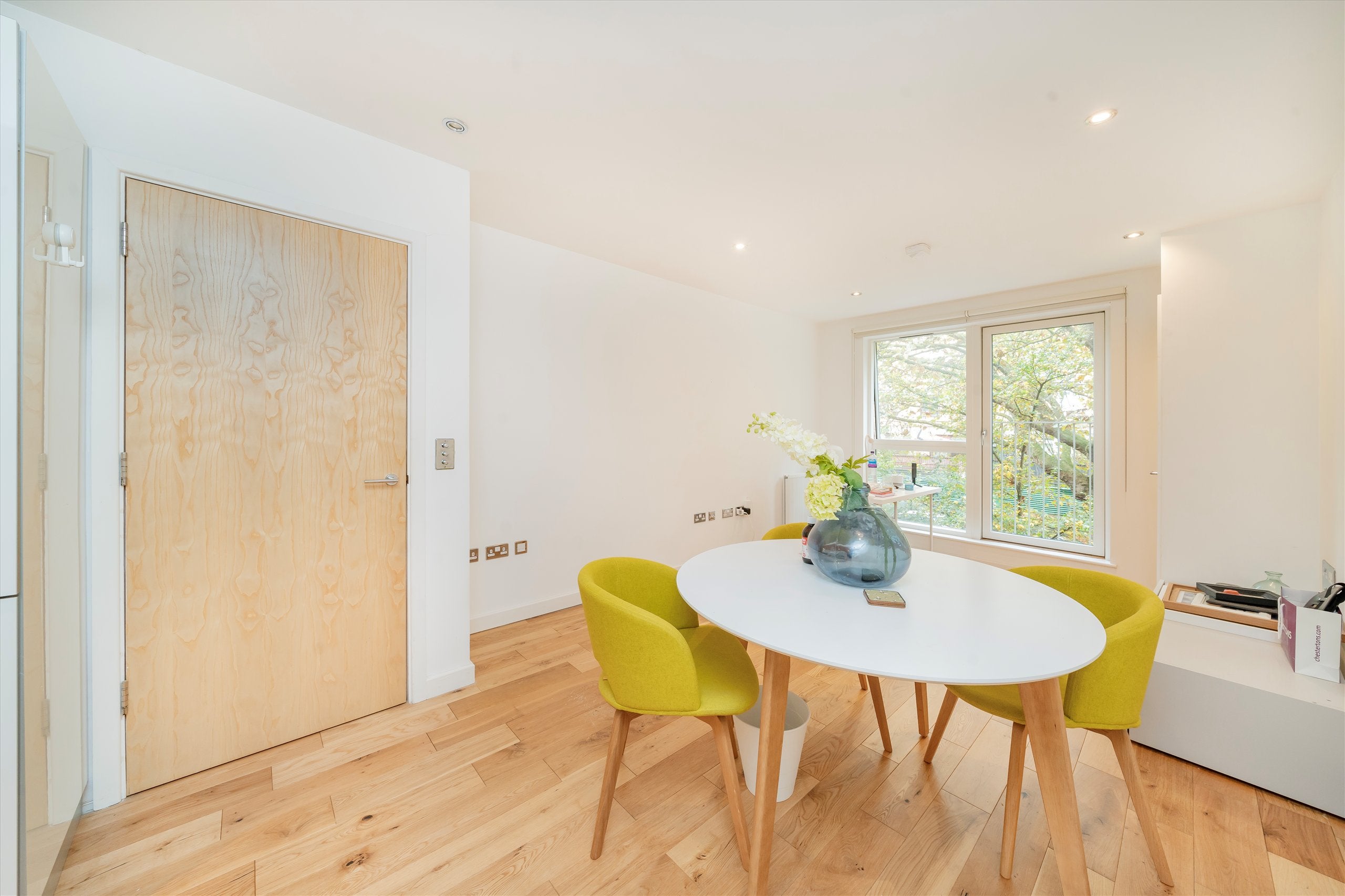 Flat Plender Street in Greater London