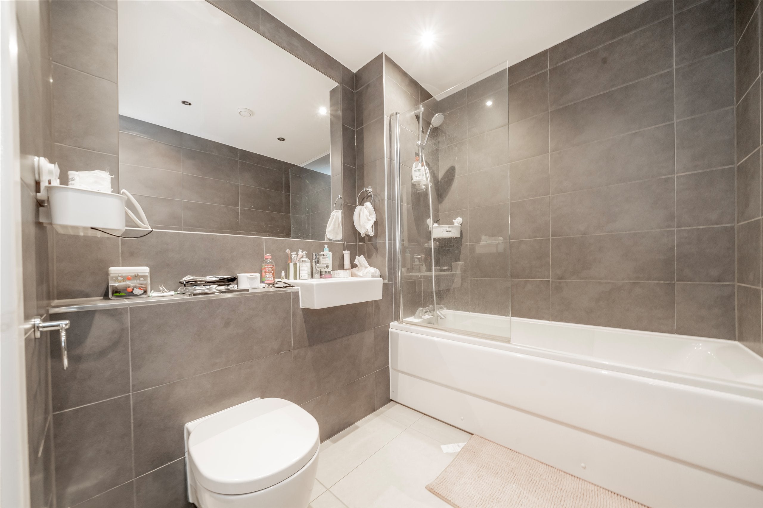 Flat Plender Street in Greater London