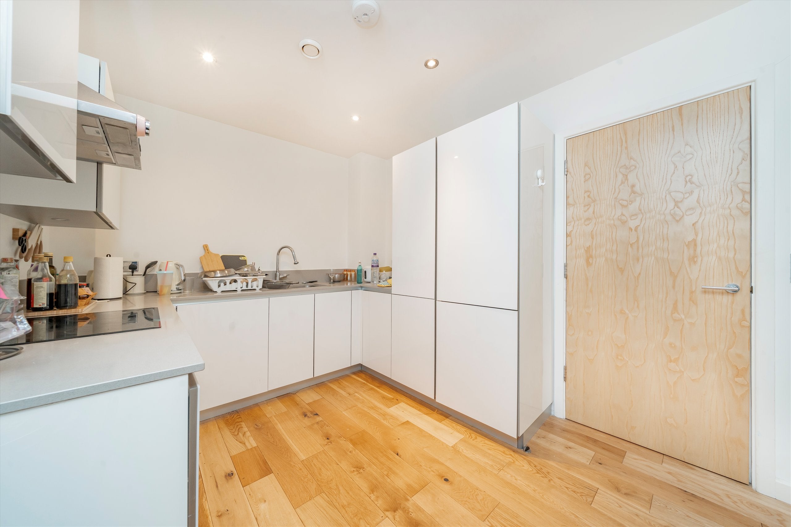 Flat Plender Street in Greater London
